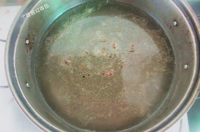 砂锅千张,昨天熬好的骨头汤,把骨头卯水,加葱姜大量水,放入高压锅里炖煮,骨头汤就做好了。