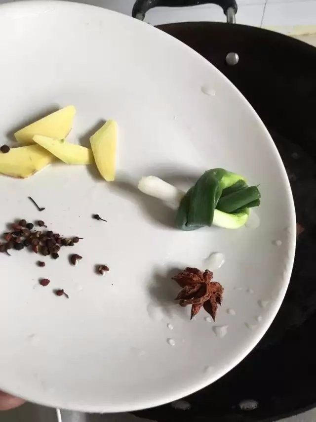 【蒜泥白肉】眼前一亮的宴客菜,锅里放水,加入葱、姜大料花椒和蒜