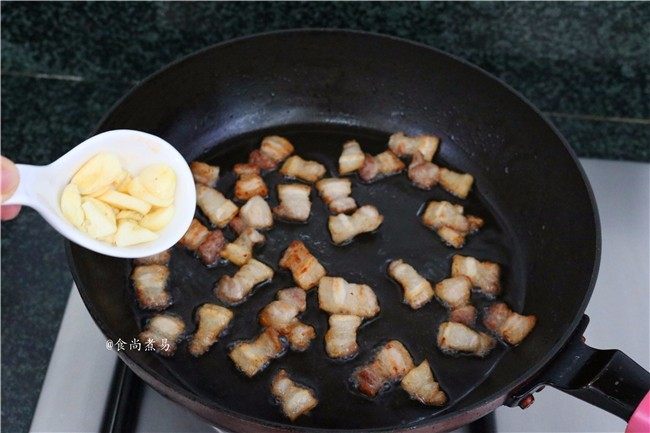 五花肉蒜香腊味焖饭,煸至五花肉两面焦黄色，倒入蒜头爆香