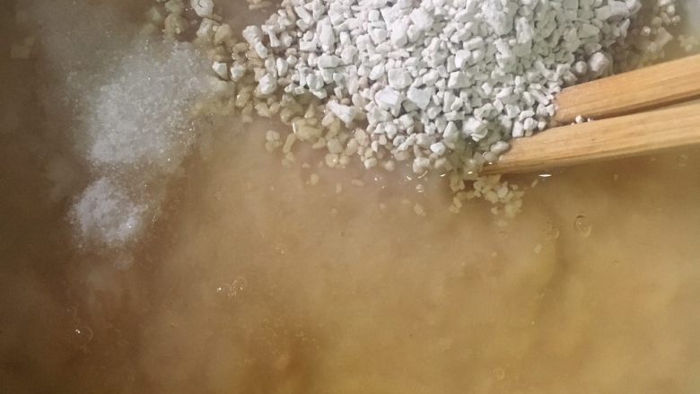 鸡脯豆花,再加入蛋清,适量的盐和淀粉,淀粉最好用水浸泡过的,这样比较溶和