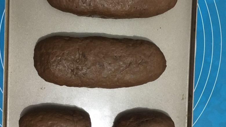 巧克力麻薯软欧包,放在烤盘里进烤箱二次发酵,发到2倍大即可,约30分钟