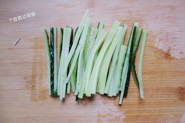 凉拌豆腐皮,选择新鲜爽脆的黄瓜一根,洗干净后切成丝待用