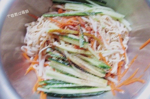 凉拌豆腐皮,把切好的蒜末放入盆里,加入盐、鸡精、黑胡椒粉、老醋、酱油、香油