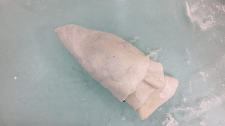 培根葱油饼,全部卷起来,就成一个锥形