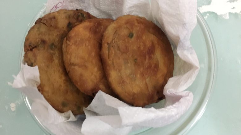 培根葱油饼,煎至两面金黄色,捞出可以用厨房纸吸一下油
