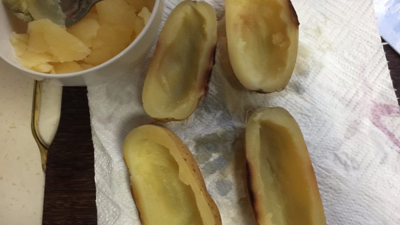 烤土豆皮,烤至土豆变软,把里面的土豆泥掏空,稍微留下一层