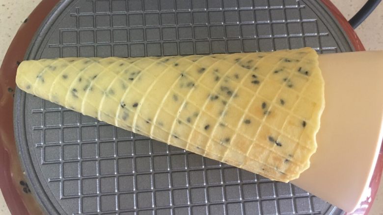自制蛋卷冰淇凌,无敌烫啊……我带了手套。还是烫 但也要速度快,不然就卷不上了。
