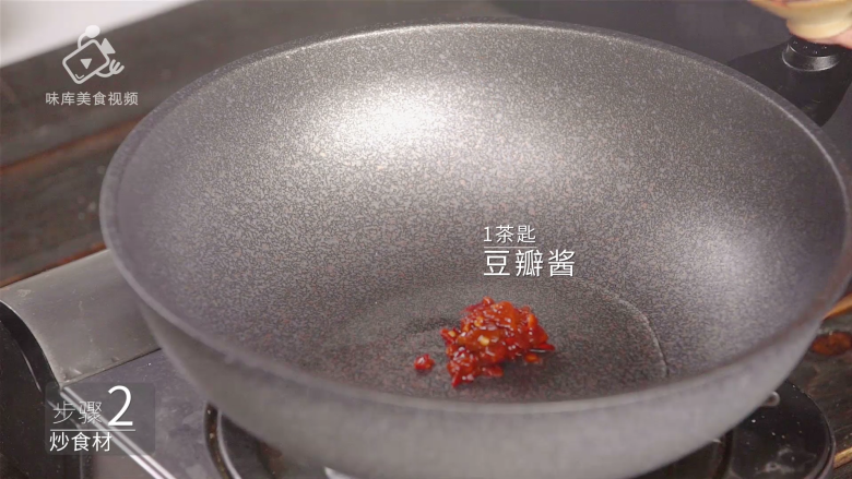 泡面已经过时了,方便面炒着吃才够味 , 加入一茶匙豆瓣酱