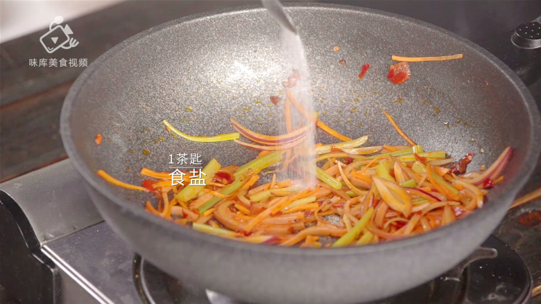 泡面已经过时了,方便面炒着吃才够味 ,加入一茶匙食盐