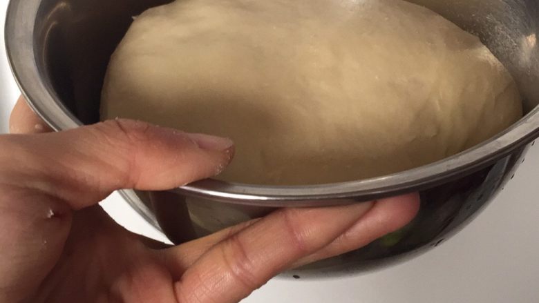 美味餐包(适合各种口味的基础配方),打完面团后放入面盆中