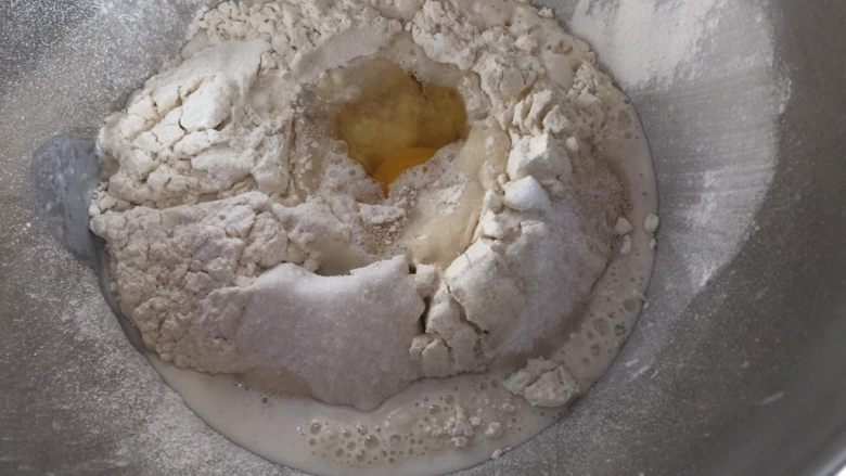 美味餐包(适合各种口味的基础配方),将原料放入厨师机慢速打匀
