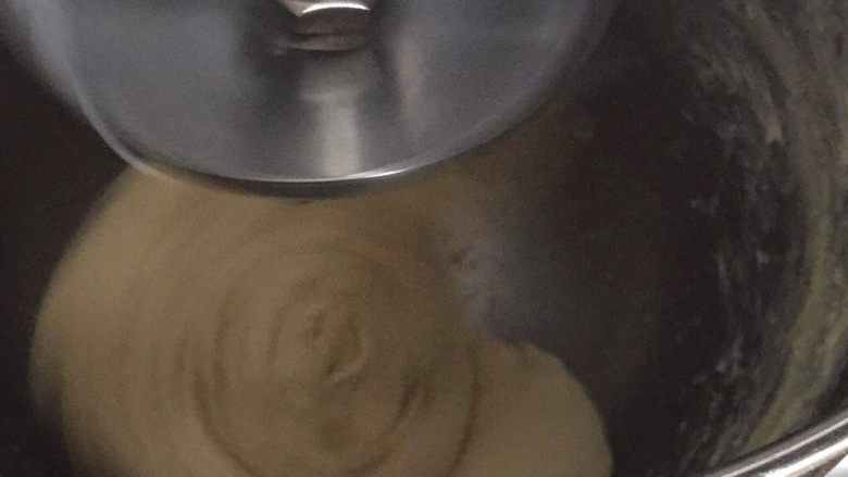 美味餐包(适合各种口味的基础配方),软化点黄油加入慢速打匀后调快速