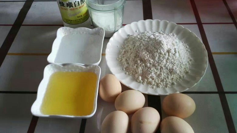 八寸萨瓦林戚风蛋糕,准备好材料,低粉过筛一次。