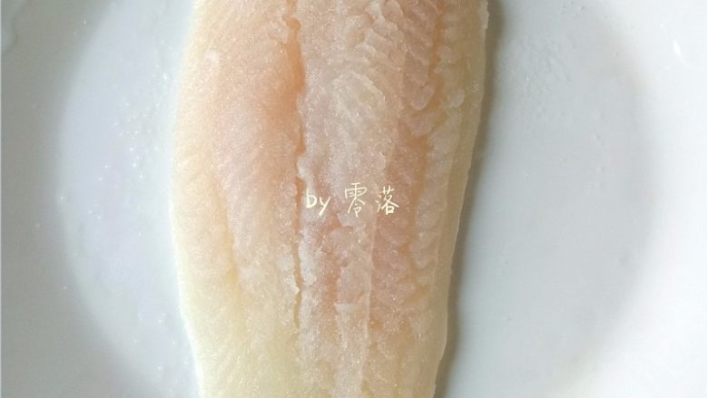 柠香鱼柳,调入适量盐;