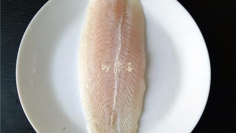 柠香鱼柳,用调料将鱼柳抹匀,翻面,再次抹匀;腌制片刻;