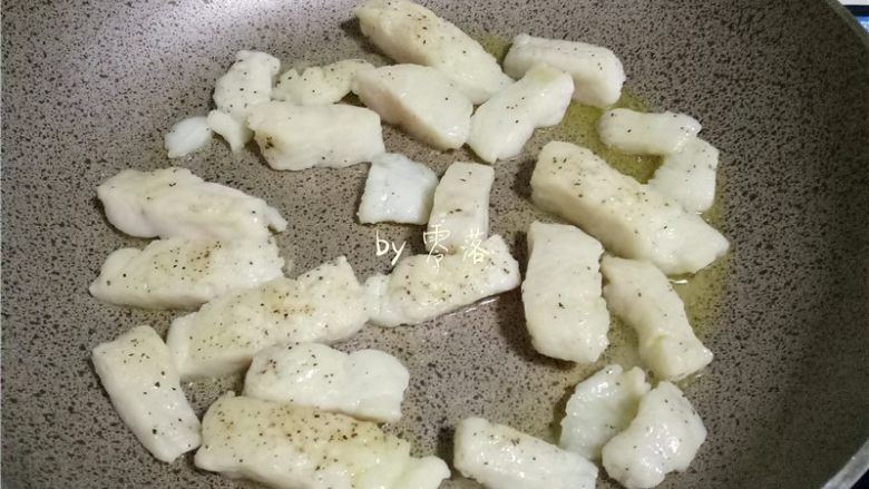 柠香鱼柳,用中小火煎至变色后,翻面;
