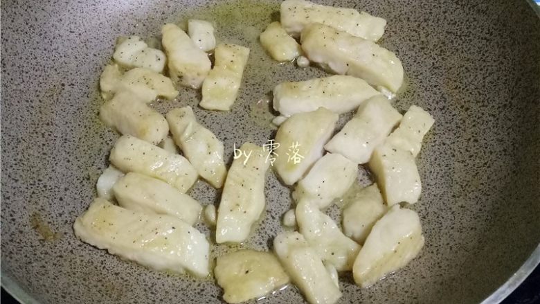 柠香鱼柳,稍稍拌匀,关火;