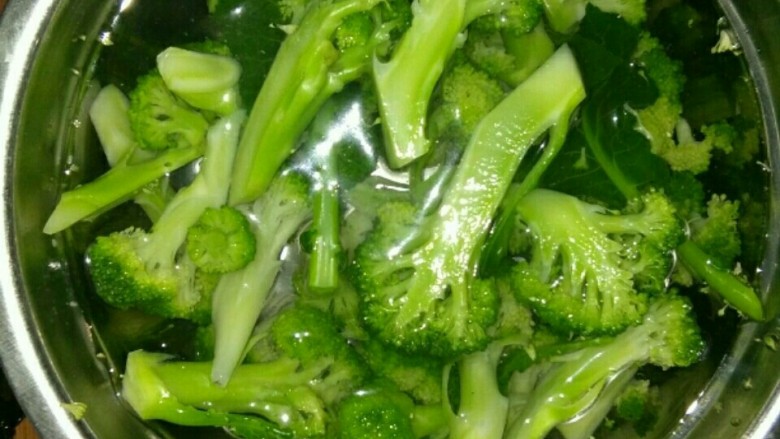 旗开得胜《素炒西兰花木耳》,西兰花出锅放入冷水中,会比较脆