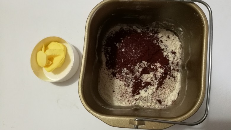 麻薯软欧面包,所有面包材料,除黄油外放入面包桶