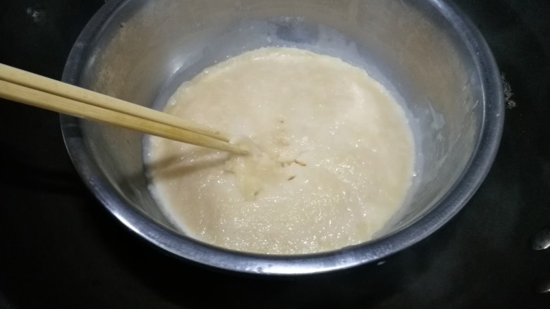麻薯软欧面包,蒸熟的麻薯面团,用筷子戳一下,全部凝固就可以了