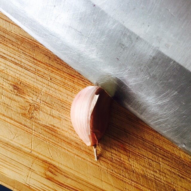 水笋烧肉,在尾部,切一刀。