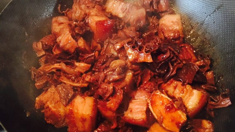 水笋烧肉,大概再煮十分钟,冰糖溶化,水也收得差不多了。就好了。
