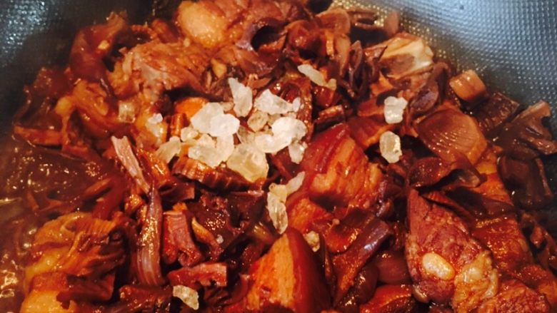 水笋烧肉,冰糖倒入,继续煮。