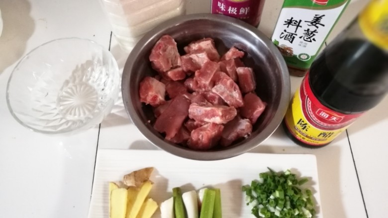 糖醋排骨,排骨剁小块,准备好所有材料