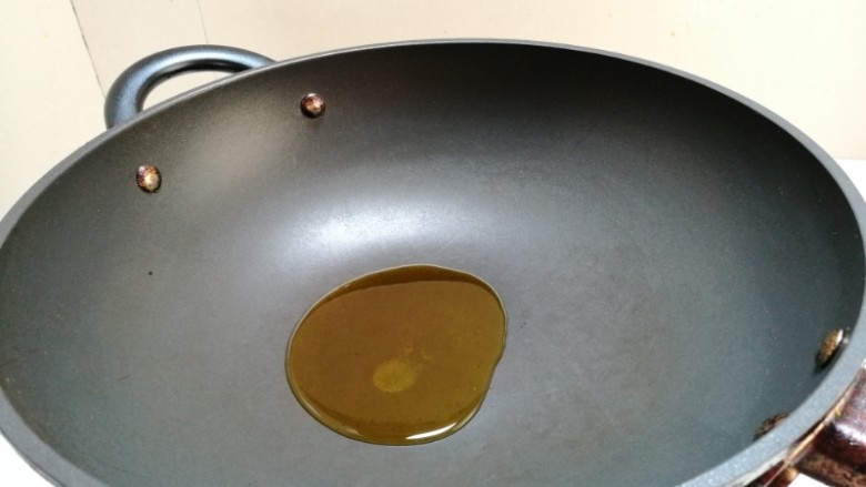 糖醋排骨,锅里热锅,放入植物油