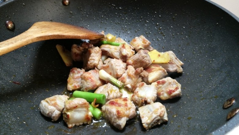 糖醋排骨,放入姜片,蒜茎慢慢煸炒