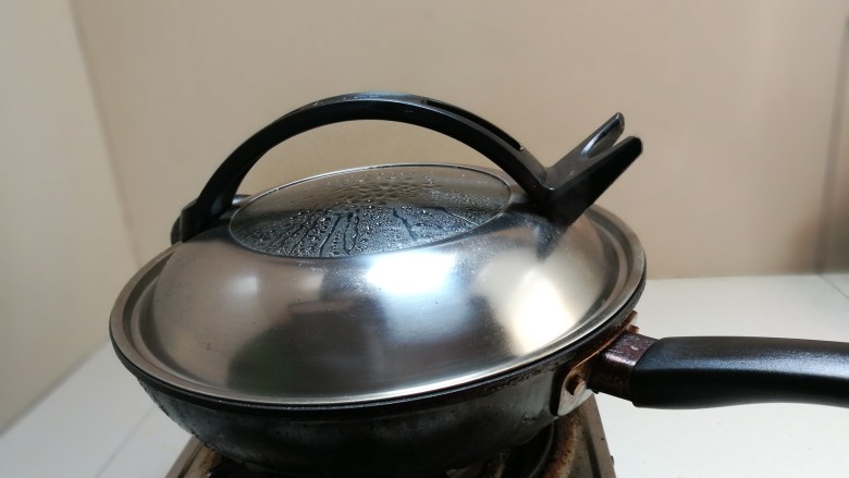 糖醋排骨,锅盖盖上,慢慢焖煮20分钟