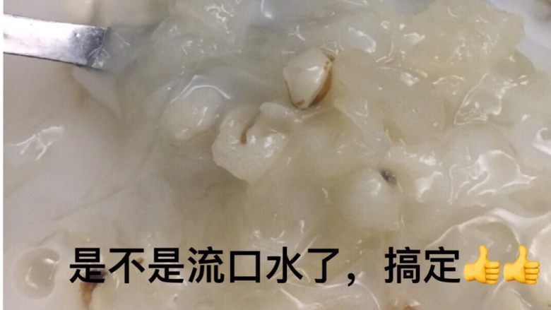 椰香甜汤,银耳薏米煮好加入桃胶椰汁加适量的冰糖，煮至冰糖融化就搞定！