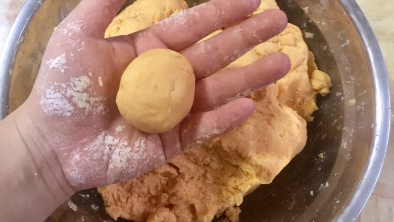 闽南炸枣-榴莲馅,取一块红薯泥搓成直径约3厘米的圆球,不要用力捏,只需要轻轻搓一搓,搓成不规则圆球就行了