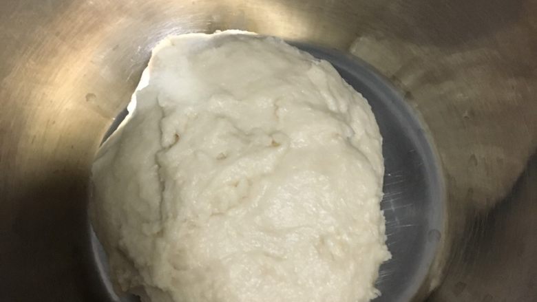 北海道奶油吐司,中种面团揉至无干粉,放冰箱冷藏