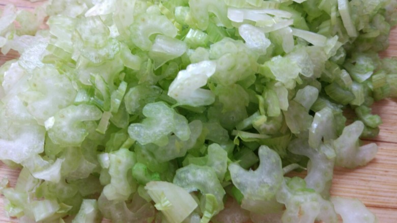 杂粮蔬菜饼,<a style='color:red;display:inline-block;' href='/shicai/ 125'>芹菜</a>洗干净切成末,也可以带叶子一起。