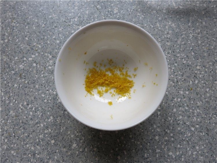 入口即化蛋白糖,柠檬洗净刮出点柠檬屑,柠檬比较小用1/4个柠檬的皮