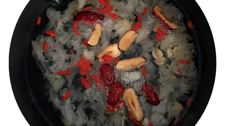 银耳莲子汤,加入800毫升的水,电饭锅煮了2小时
