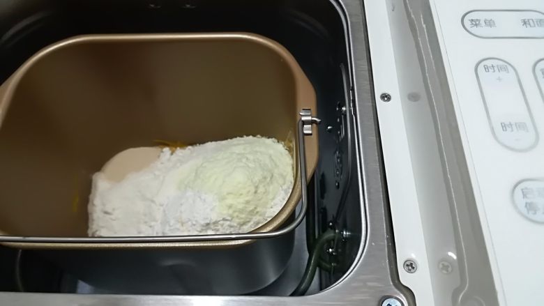 南瓜椰蓉面包(无油版),把所有材料都称进面包机桶内开始揉面,2个和面程序就可以