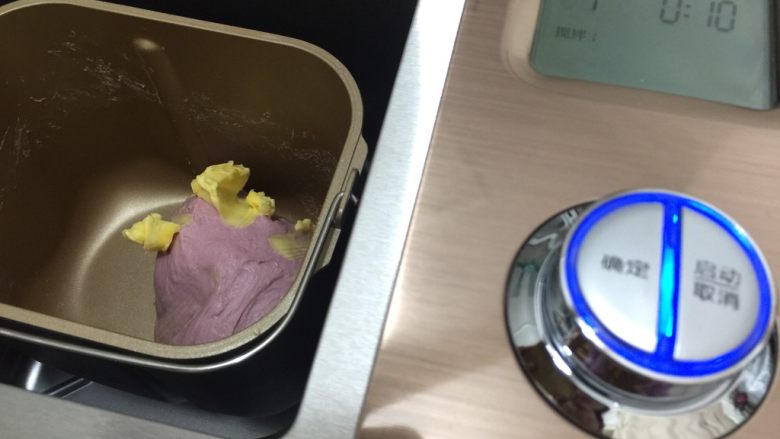 紫薯奶香吐司,加入黄油,继续揉面