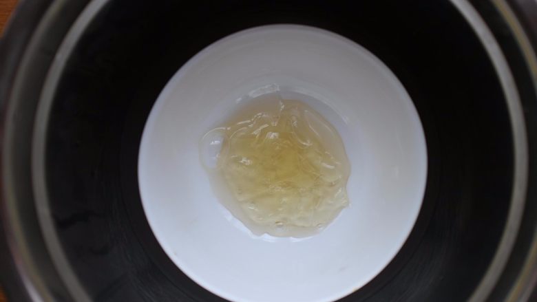 黑巧慕斯盒子蛋糕,将软化的吉利丁片从水里取出放在干净的碗内,隔热水去融化它