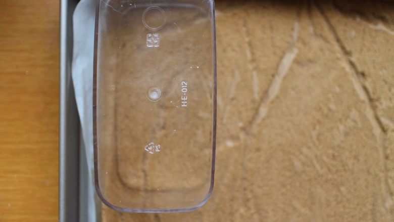 黑巧慕斯盒子蛋糕,取一个自己要慕斯的容器,我用的是塑料蛋糕盒,将盒子口朝下,印出需要大小的蛋糕片来