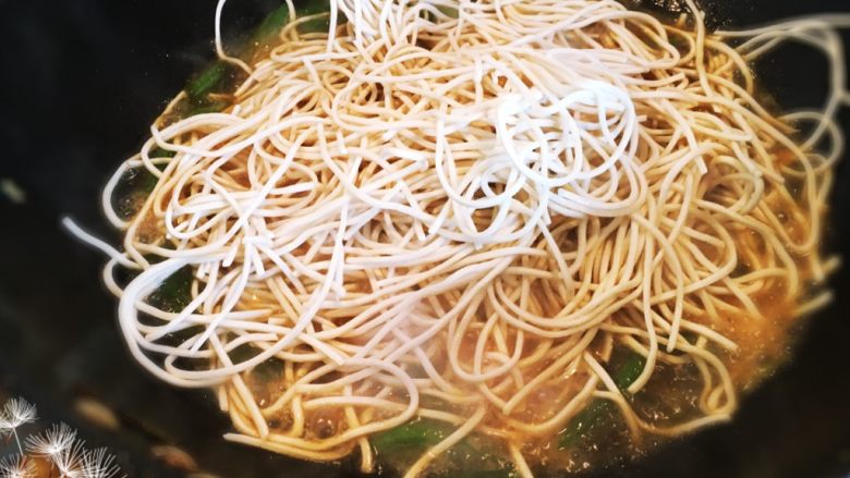 豆角焖面,面条抓散后放在菜上,就不要再翻动了。