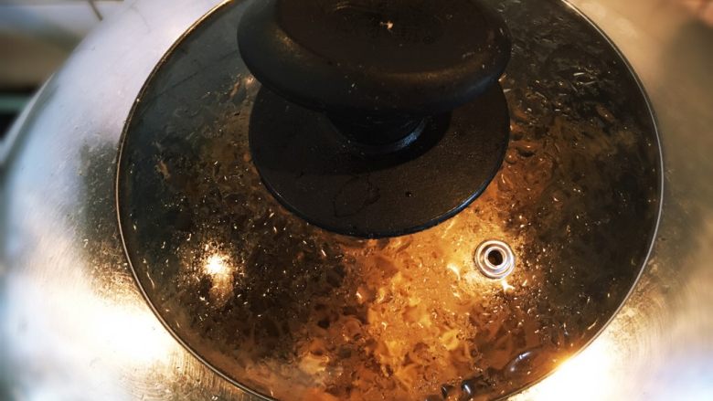 豆角焖面,盖上盖子中小火焖制,大约10分钟。