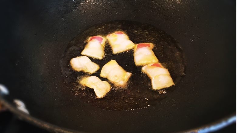 豆角焖面,热锅加底油,先放肥肉片煸出油份。