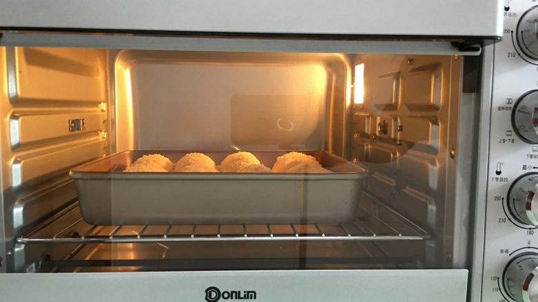 香酥肉松面包,放入提前预热好的烤箱中进行烧烤,时间设定为30分钟,温度为170度。