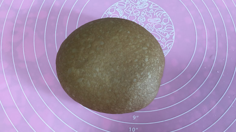 可可味小熊面包,发酵好的面团取出进行排气,然后整圆。