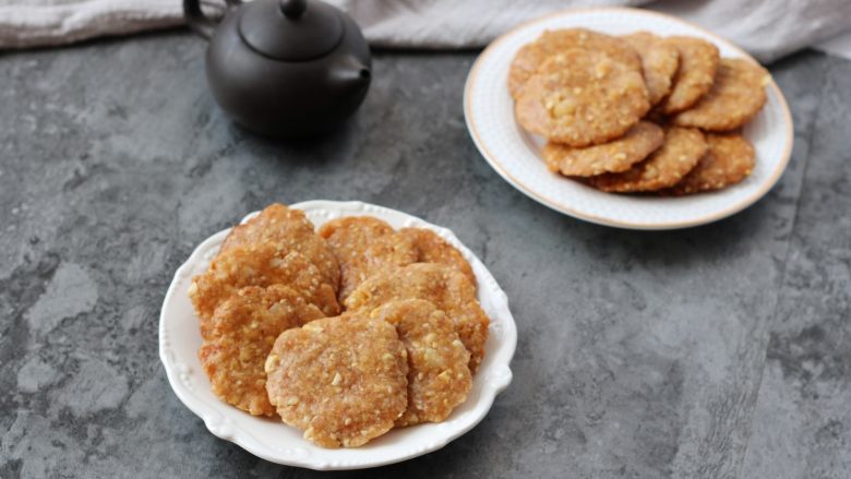 广式鸡仔饼,鸡仔饼属于咸甜口味,重油重糖,可以配上一壶茶解腻