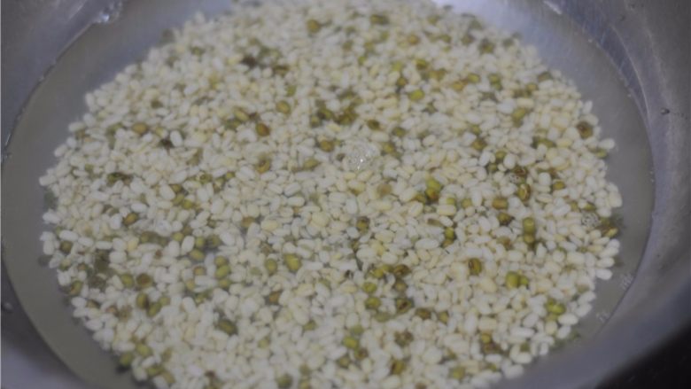 绿豆杏仁慕斯,用手搓掉外皮,将绿豆皮捞出,我家的绿豆是自己种的,颗粒比较小,比较紧实,还有一部分没泡胀,搓不掉,我又泡了24小时