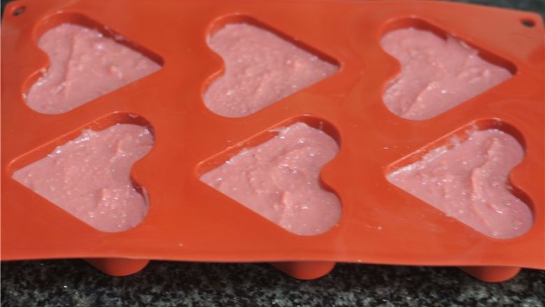 绿豆杏仁慕斯,将牛奶倒入豆沙糊中,拌匀
将糊糊装入裱花袋,挤进模具,冷冻至硬即可