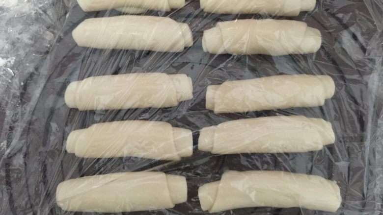 莲蓉蛋黄酥,慢慢卷起来,10个都一样操作,全程用保鲜膜盖好松弛20分钟
